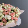 Букет из 45 белых и розовых Кустовых роз
