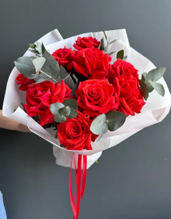 Букет из 9 красных французских роз с эвкалиптом