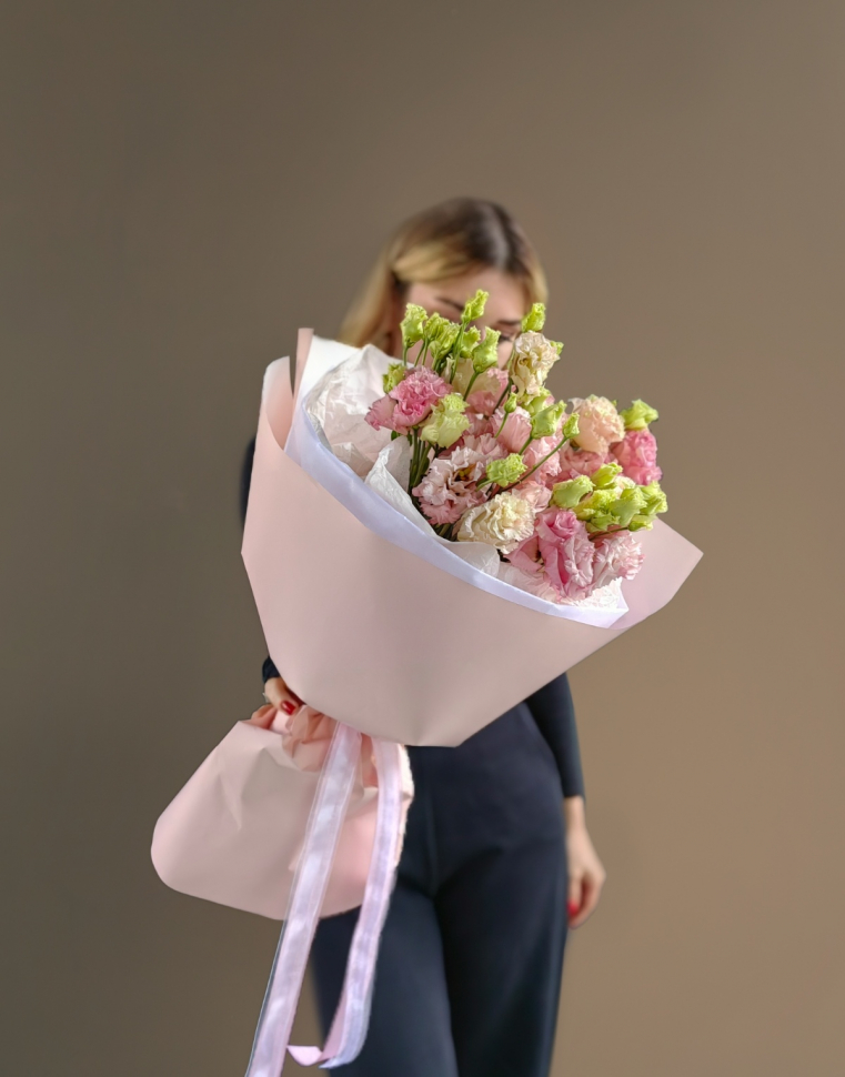 Букет из 7 розовых Эустом