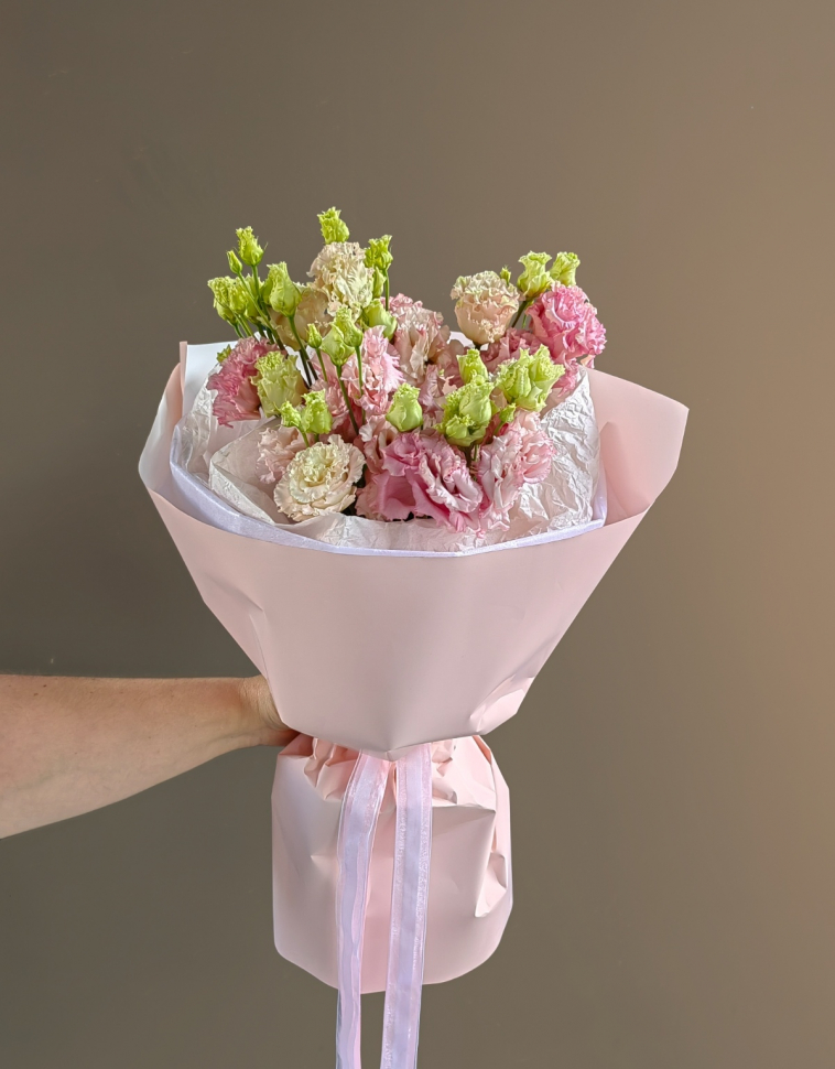 Букет из 7 розовых Эустом