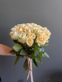 Букет из 25 кремовых роз 