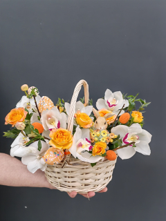 Пасхальная корзина из орхидеи и кустовой розы 