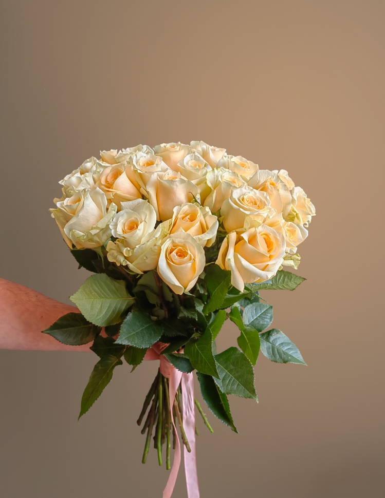Букет из 21 кремовой розы