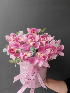 Шляпная коробка из орхидеи 