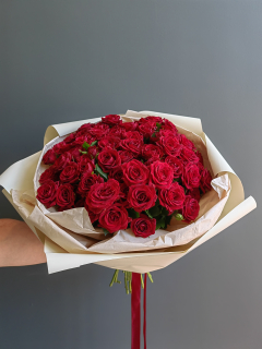 Букет из 15 красных кустовых роз