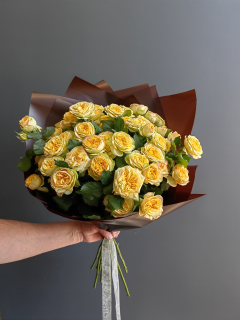 Букет из 11 желтых кустовых роз