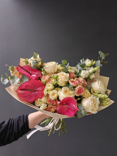 Букет  из роз и красных антуриумов