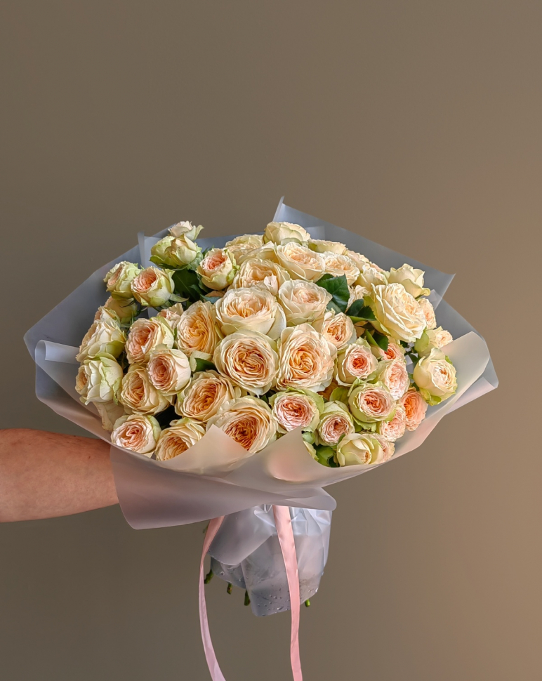 Букет из 25 кремовых кустовых роз