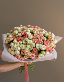 Букет из 35 белых и розовых кустовых роз