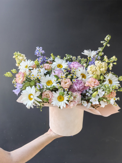 Шляпная коробка из ромашки и пионов 