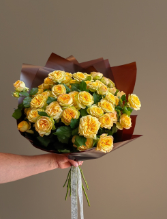 Букет из 15 желтых кустовых роз