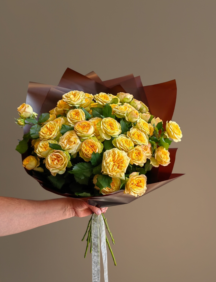Букет из 15 желтых кустовых роз