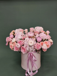 Шляпная коробка из роз, пионов и гортензии