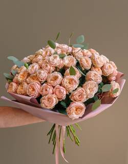 Букет из 21 кустовой розы с эвкалиптом 