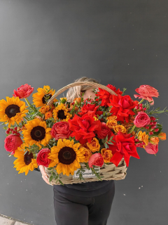 Корзина с подсолнухами, кустовыми и французскими розами