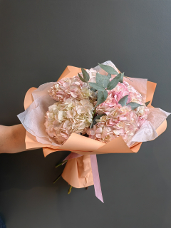 Букет из 5 розовых гортензий с эвкалиптом 