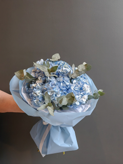 Букет из 7 голубых гортензий с эвкалиптом 