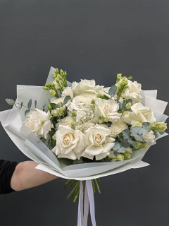 Букет из белых французских роз и хризантем