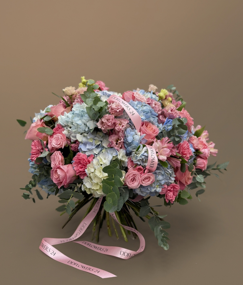 Букет из кустовой розы гортензии и эустомы 