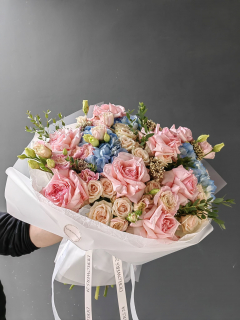 Букет из роз и гортензий