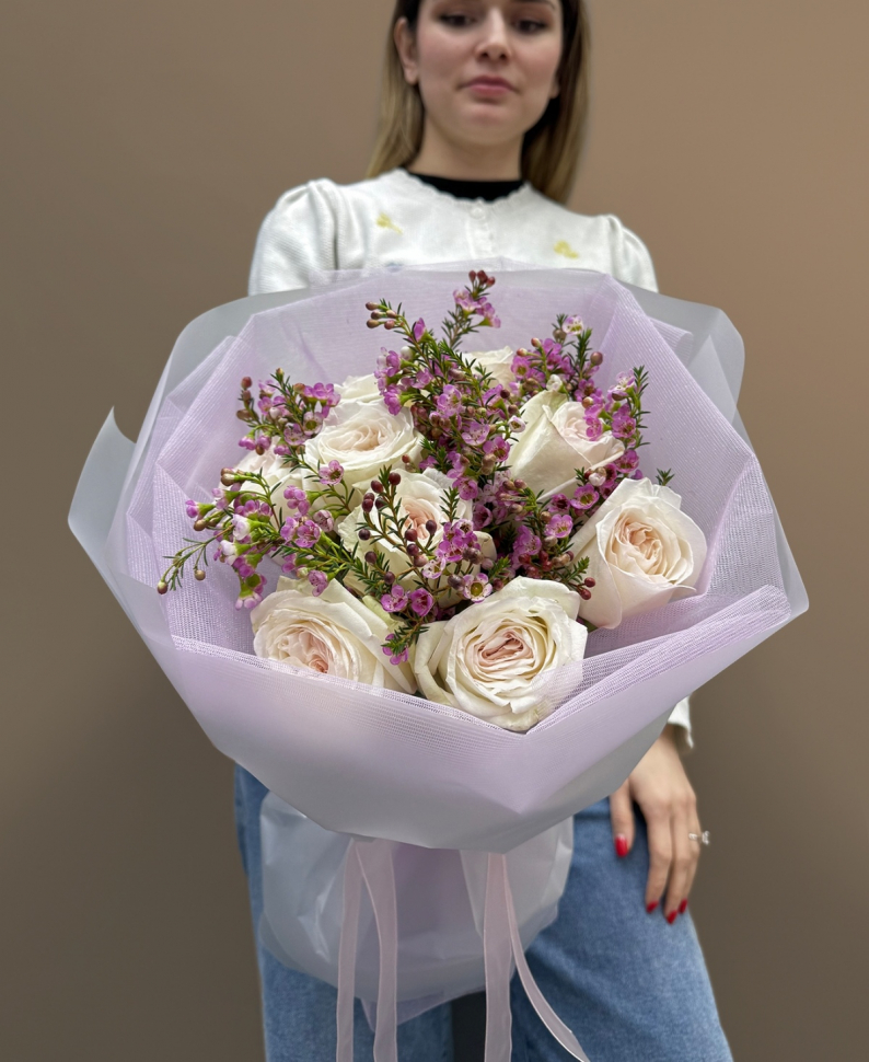 Букет из пионовидной розы и хамелациума