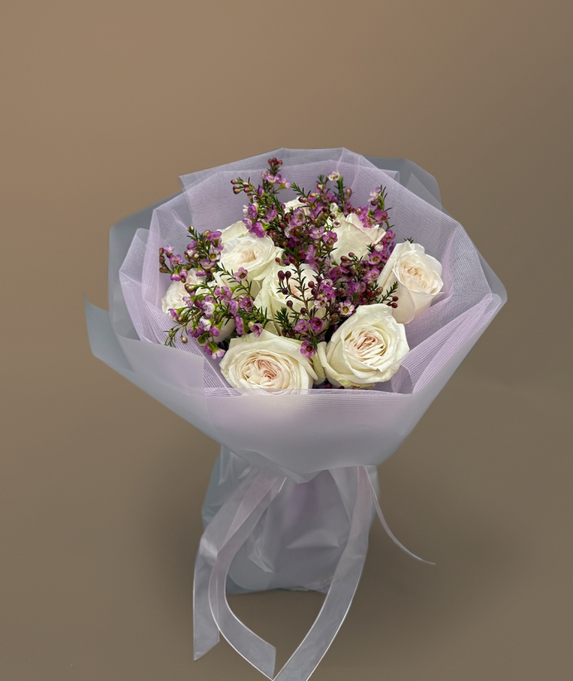 Букет из пионовидной розы и хамелациума