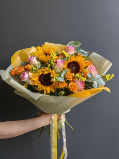Букет из подсолнухов и роз