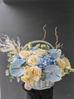 Корзина из антуриума и гортензий