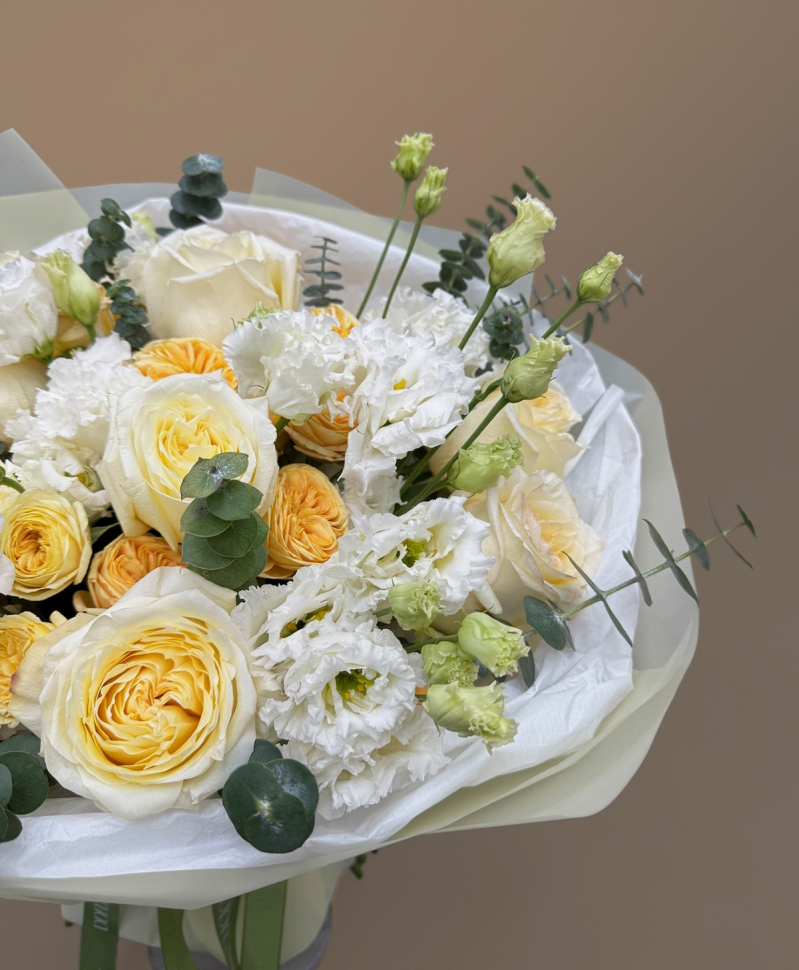 Букет из пионовидной розы и эустомы 