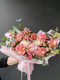 Букет из розовых роз, гортензии, эустомы и эвкалипта