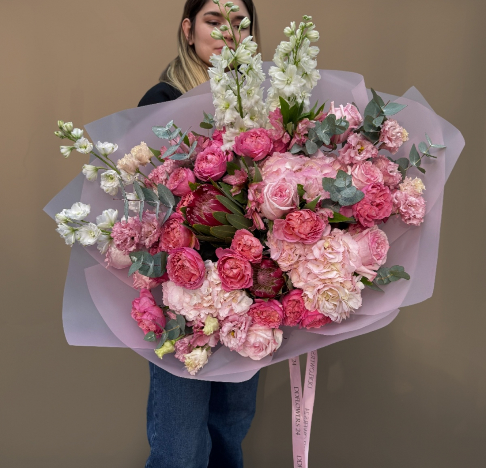 Букет из гортензии, протеи, эустомы и дельфиниума