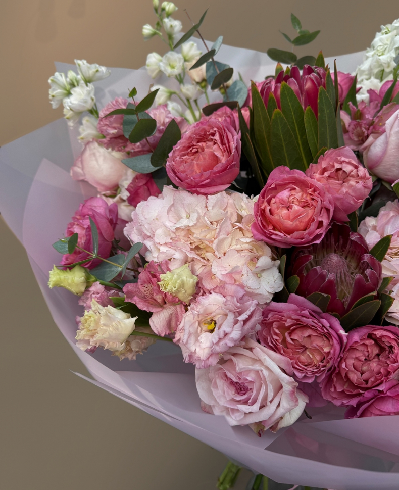 Букет из гортензии, протеи, эустомы и дельфиниума Букет из гортензии, протеи, эустомы и дельфиниума