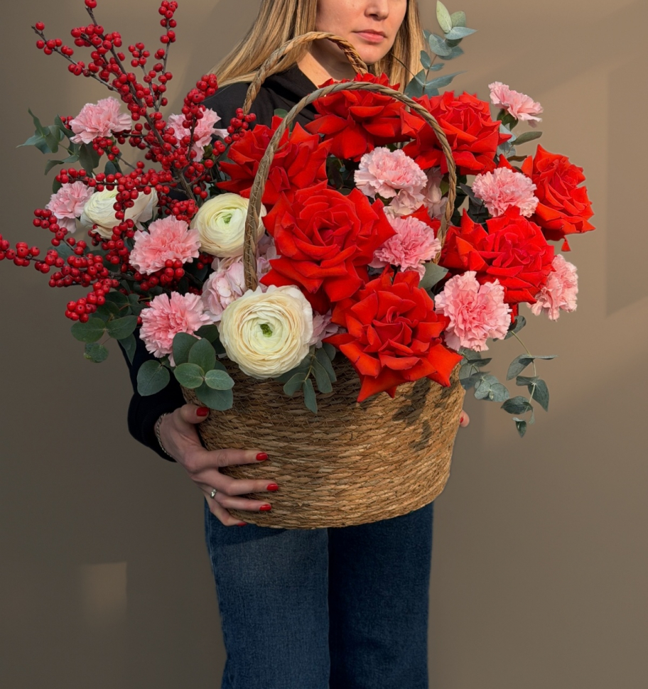 Композиция из гортензии Диантуса и розы 