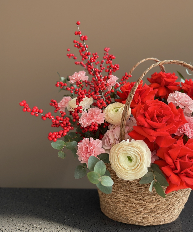 Композиция из гортензии Диантуса и розы 