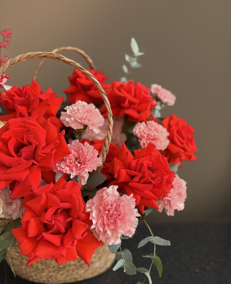 Композиция из гортензии Диантуса и розы 