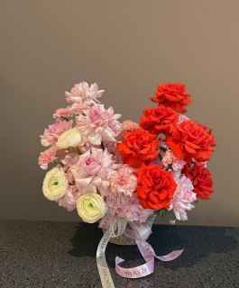 Композиция из ранункулюсов диантуса и розы 