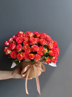 Шляпная коробка из оранжевых кустовых роз