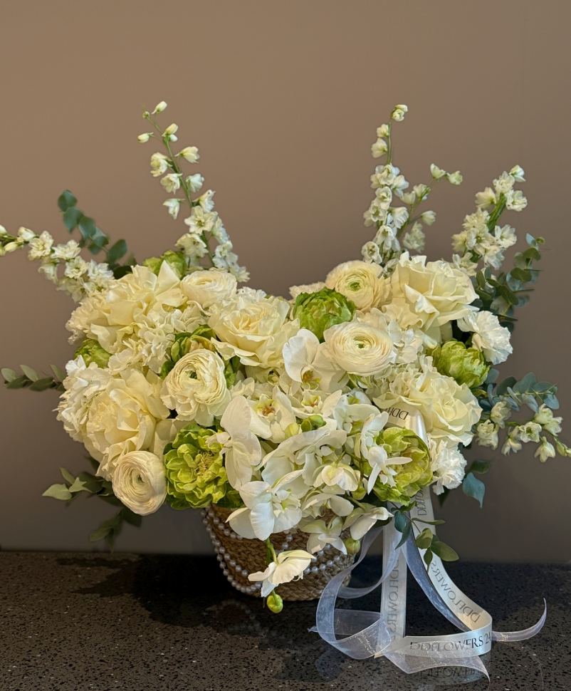 Композиция из ранункулюсов дильфиниума и розы 