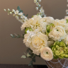 Композиция из ранункулюсов дильфиниума и розы 