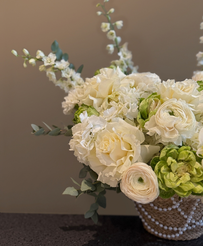 Композиция из ранункулюсов дильфиниума и розы 