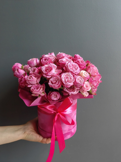 Шляпная коробка из фиолетовых кустовых роз