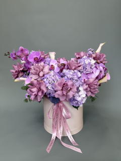 Шляпная коробка из орхидеи, французской розы и гортензии