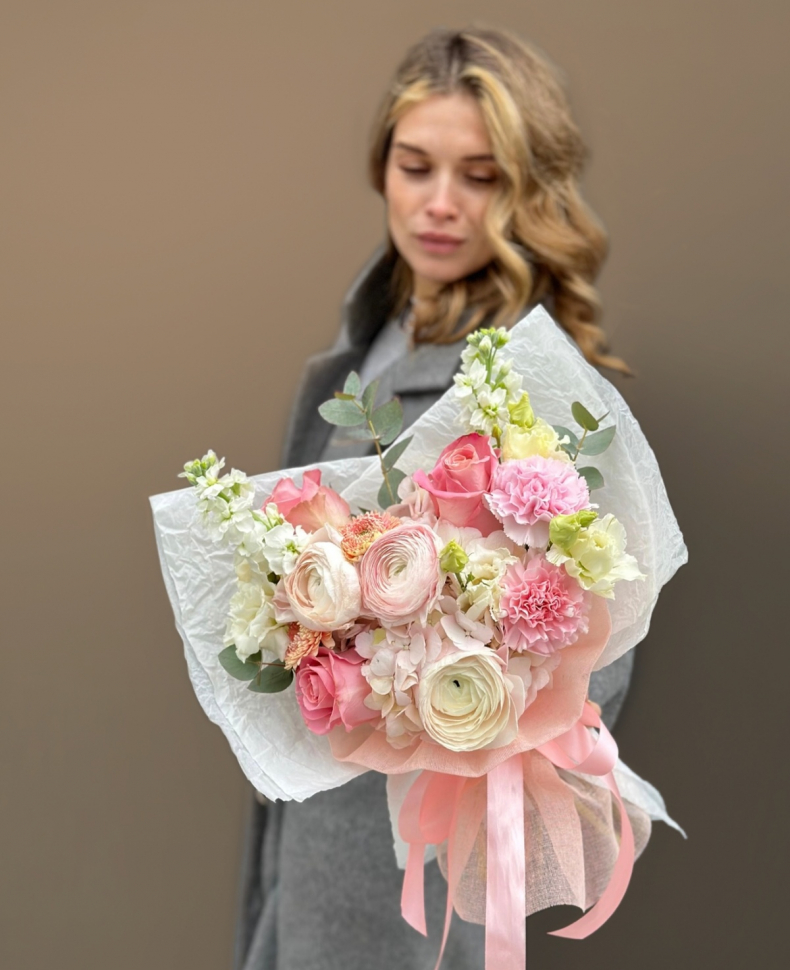 Букет из ранункулюсов розы и маттиолы. Размер S