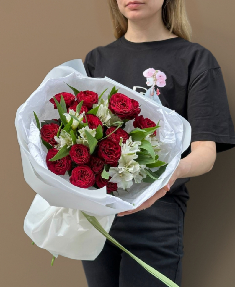 Букет из бордовой кустовой розы и альстромерии. Размер S