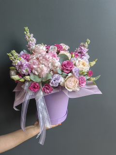 Шляпная коробка из гортензии и маттиолы