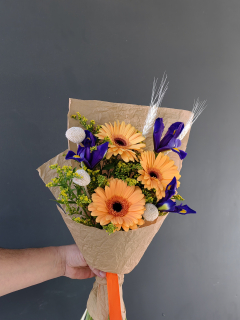 Букет из герберы и ирисов