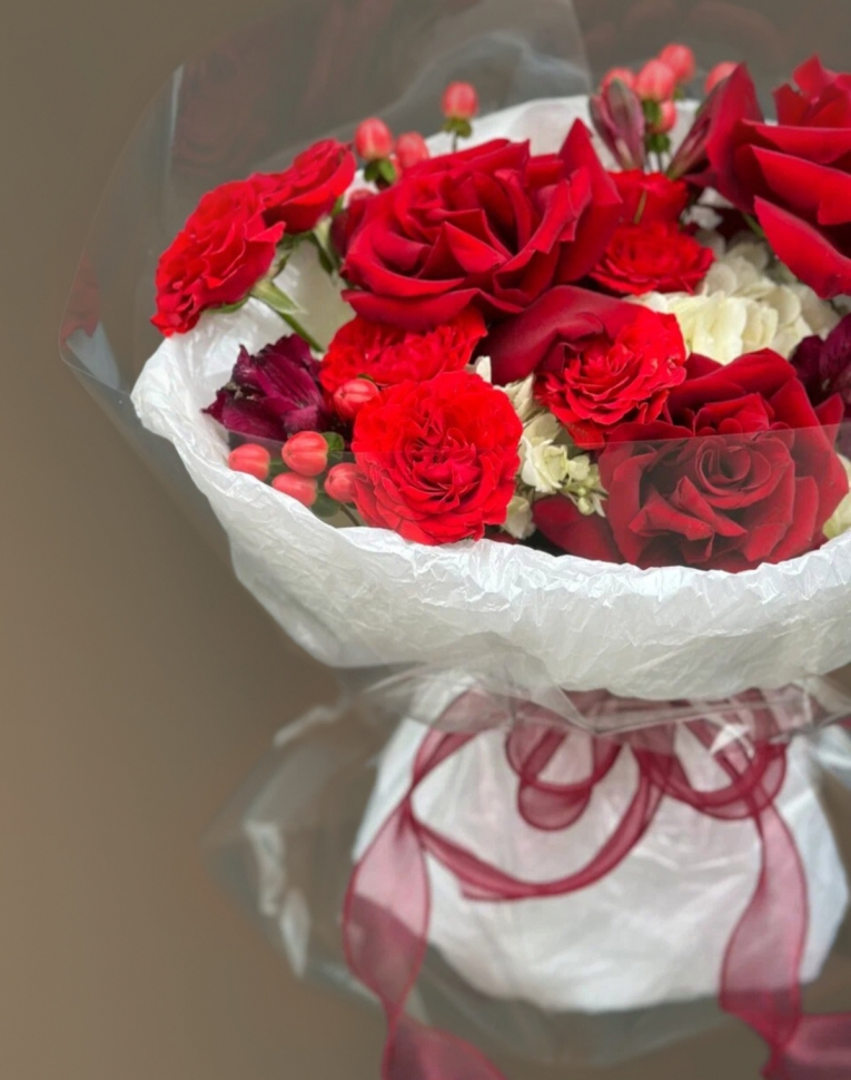 Букет из бордовой розы и гортензии. Размер S