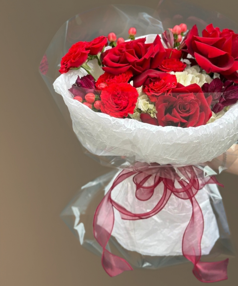 Букет из бордовой розы и гортензии. Размер S