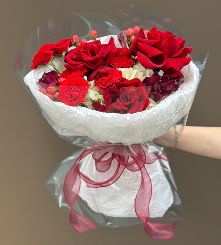 Букет из бордовой розы и гортензии. Размер S