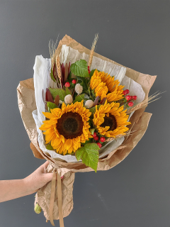 Букет из подсолнуха и веток малины